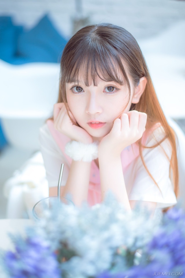 “哦？”看着一副我知道内情表情的管家，孟达眉头微微皱起：“这件事我无法做主，当由主公决断，不过主公如今不在城中，你随我来。”
